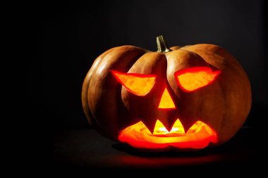 Siyah arka planda Cadılar Bayramı balkabağı