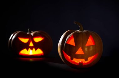 İki Halloween Pumpkins siyah bir zemin üzerine