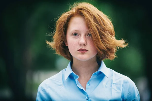 Retrato de uma menina adolescente ruiva triste — Fotografia de Stock