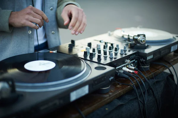 Tocadiscos, mano de dj en el disco de vinilo — Foto de Stock