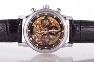 Lüks saat beyaz arkaplanda izole