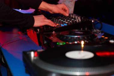 pikap, dj vinil kayıtlara el
