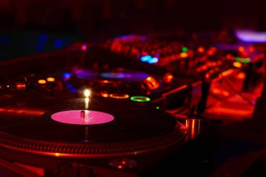 DJ turntable kartuş siyah vinil rekor müzik eşliğinde iğne. Yakın çekim, döner ve ses disk kaydı üzerinde odak