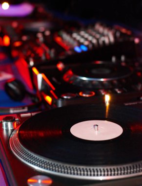 DJ turntable kartuş siyah vinil rekor müzik eşliğinde iğne. Yakın çekim, döner ve ses disk kaydı üzerinde odak