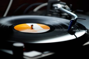 DJ turntable kartuş siyah vinil rekor müzik eşliğinde iğne. Yakın çekim, döner ve ses disk kaydı üzerinde odak