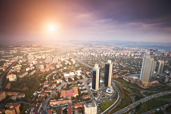 夕暮れ高層ビルとダウンタウン イスタンブール市街空撮 — ストック写真