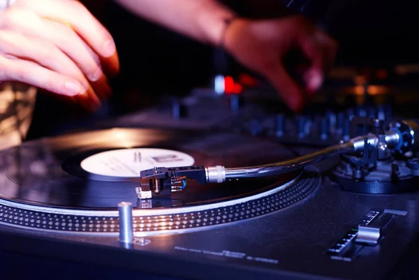 Plattenspieler, Hand eines DJs auf der Schallplatte — Stockfoto