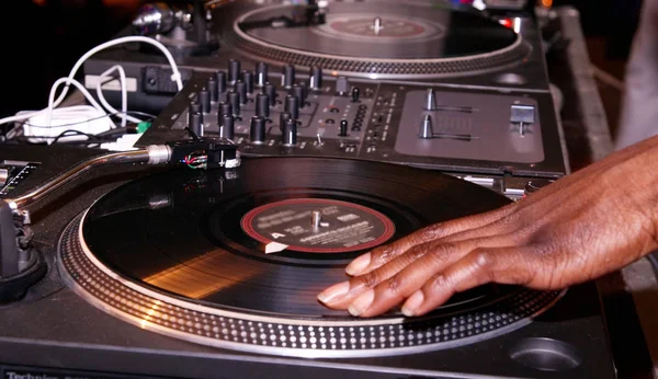 Tocadiscos, mano de dj en el disco de vinilo — Foto de Stock