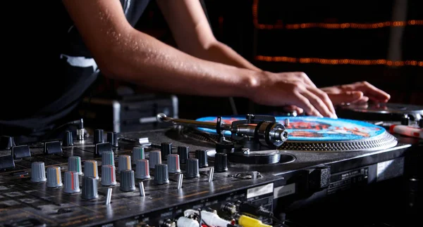 Plattenspieler, Hand eines DJs auf der Schallplatte — Stockfoto