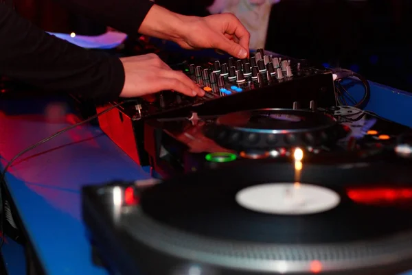 Turntable, hand of dj on the vinyl record — Stock Photo, Image