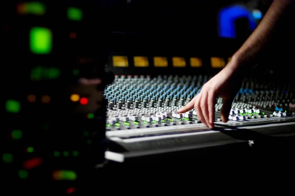 Mano de dj en el soundmixer en la discoteca — Foto de Stock