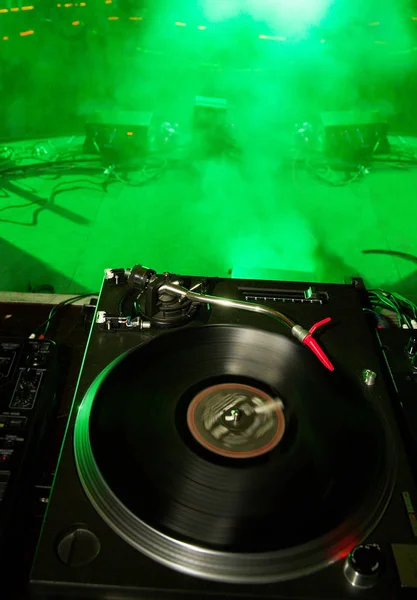 Dj turntables needle cartridge on black vinyl record with music. Close up, focus on turntable and audio disc record — Stock Photo, Image