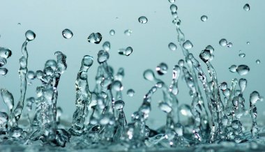 Mavi arkaplanda su sıçraması