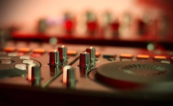 Controlador de mezcla de sonido para discos de hip hop dj to scratch, mezclar pistas de música en vivo en la fiesta nocturna . — Foto de Stock