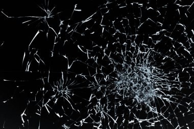 Camdaki kurşun deliği siyah arkaplanı kapatıyor.