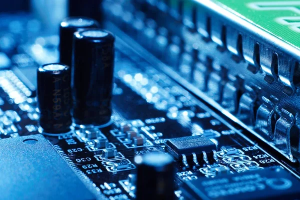 Mikroprozessor mit Motherboard-Hintergrund. Computerplatinen-Chipschaltung. Mikroelektronik-Hardwarekonzept. — Stockfoto