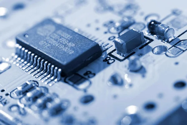 Microprocessor met moederbord achtergrond. Computer bestuur chip circuit. Micro-elektronica hardware concept. — Stockfoto