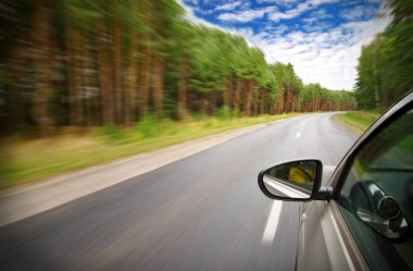 Araba, ormanın içinde hızlı hızlı hareket ediyor