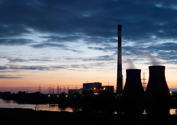 Sylwetka elektrycznych elektrowni turbiny gazowej przeciwko Niebo Zachód słońca — Zdjęcie stockowe