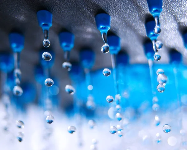 Chuveiro com gotas fluidas e córregos de água — Fotografia de Stock