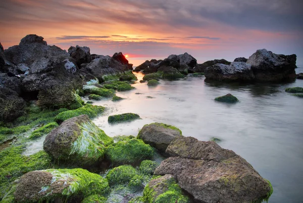 Барвистий літній морський пейзаж. скелясте узбережжя на заході сонця — стокове фото