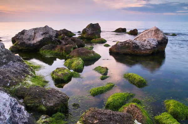 Барвистий літній морський пейзаж. скелясте узбережжя на заході сонця — стокове фото