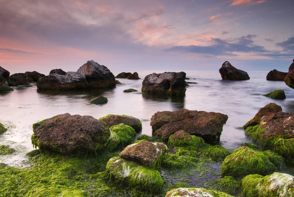 Барвистий літній морський пейзаж. скелясте узбережжя на заході сонця — стокове фото