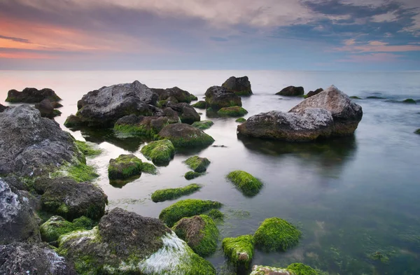 Барвистий літній морський пейзаж. скелясте узбережжя на заході сонця — стокове фото