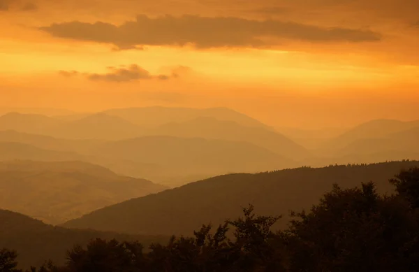 Puesta de sol en las montañas nubladas del otoño — Foto de Stock