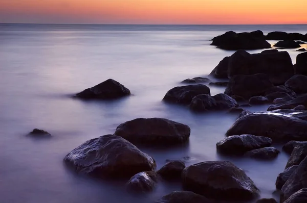 Барвистий літній морський пейзаж. скелясте узбережжя на заході сонця — стокове фото