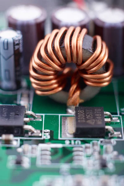endüktör anakart arka plan ile. Bilgisayar yönetim kurulu çip devre. Mikroelektronik donanım konsepti.
