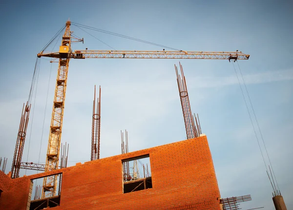Budowa budynku przez żurawie — Zdjęcie stockowe