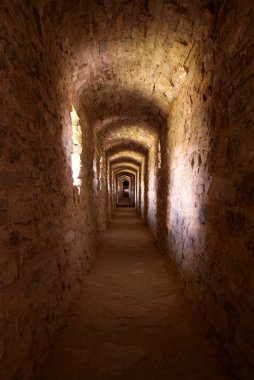 Kale iç, taş tünel üzerinden görünüm