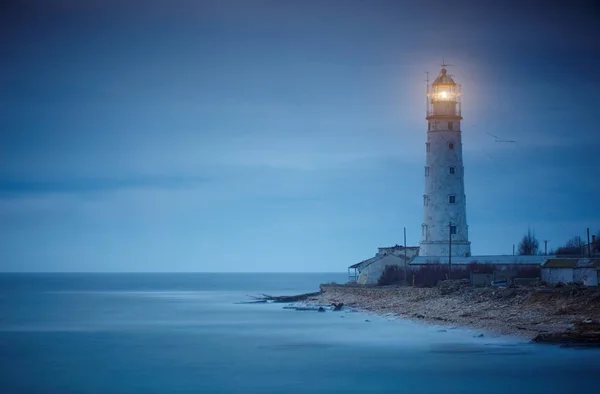 Paysage marin au coucher du soleil. Phare sur la côte — Photo