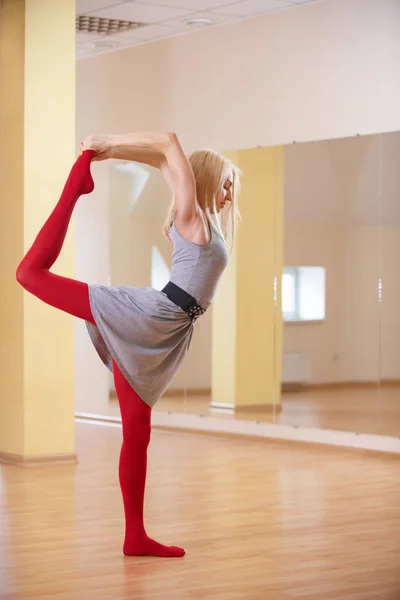 Krásné sportovní kondici yogi žena praktiky yogové ásány Natarajasana - Lord Of The Dance pozice v posilovně — Stock fotografie