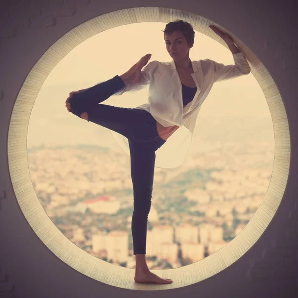 Krásné sportovní kondici yogi žena praktiky yogové ásány Natarajasana - Lord Of The Dance pozice v kulaté okno — Stock fotografie