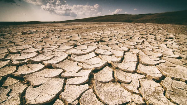 Céu dramático com nuvens sobre a terra rachada — Fotografia de Stock