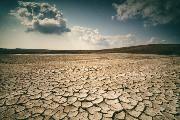 Cielo dramático con nubes sobre tierra agrietada — Foto de Stock