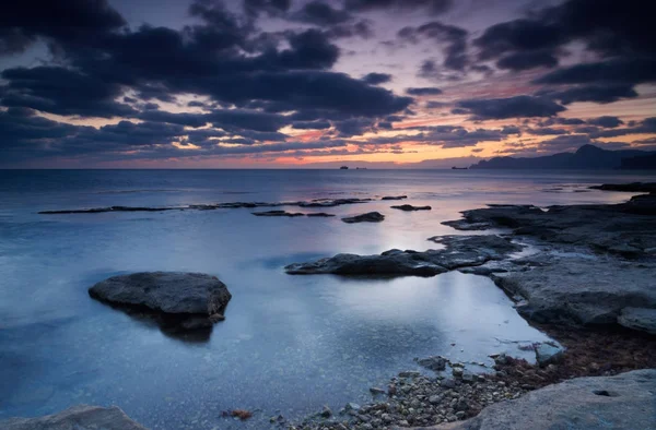 Colorful summer seascape. rocky coast at sunset — Stock Photo, Image