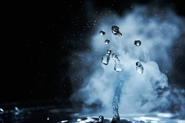 Βραστό νερό βουτιά με ατμό σε μαύρο φόντο closeup — Φωτογραφία Αρχείου