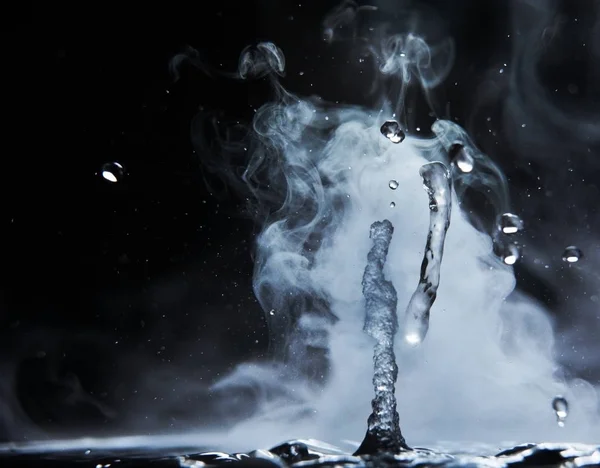 Βραστό νερό βουτιά με ατμό σε μαύρο φόντο closeup — Φωτογραφία Αρχείου