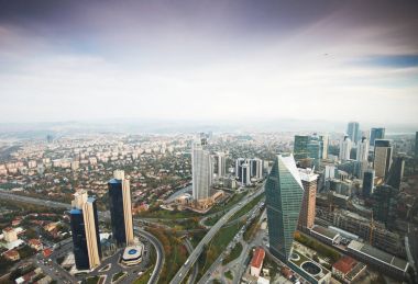 Gün batımında gökdelenler ile şehir merkezinde Istanbul kentinin havadan görünümü