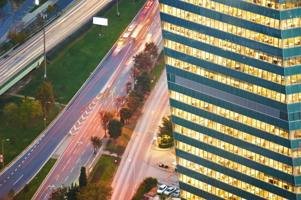 夕暮れ高層ビルとダウンタウン イスタンブール市街空撮 — ストック写真