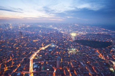 Şehir merkezinde gece gökdelenler ile Istanbul kentinin havadan görünümü