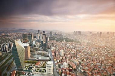Gün batımında gökdelenler ile şehir merkezinde Istanbul kentinin havadan görünümü
