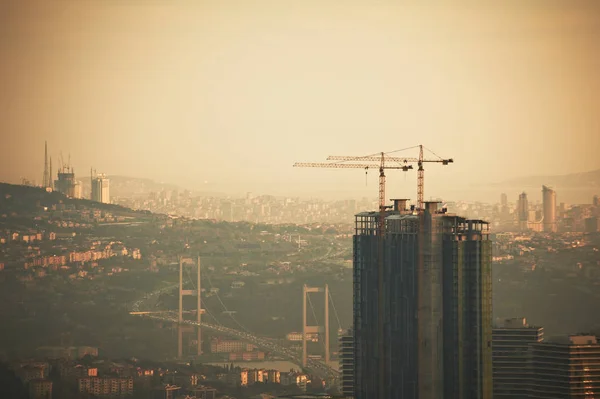 夜の高層ビルとダウンタウン イスタンブール市内の空撮 — ストック写真