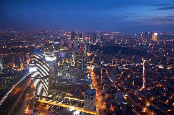 夜の高層ビルとダウンタウン イスタンブール市内の空撮 — ストック写真