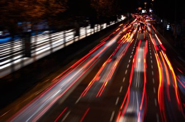 bulanık arka lambalar ve otoyol üzerinde trafik ışıkları