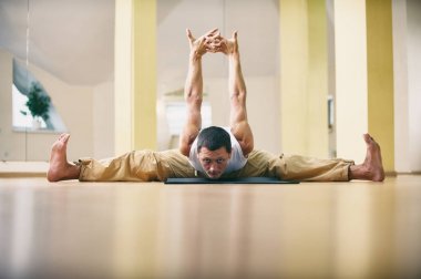 -Samakonasana düz açı poz yoga stüdyosu yoga yaparken bir güçlü delikanlı egzersizleri