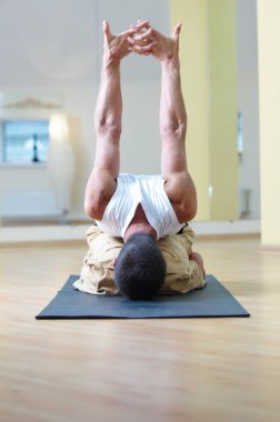 Oturma yoga yaparken bir güçlü delikanlı egzersizleri - adho mukha virasana yoga Studio
